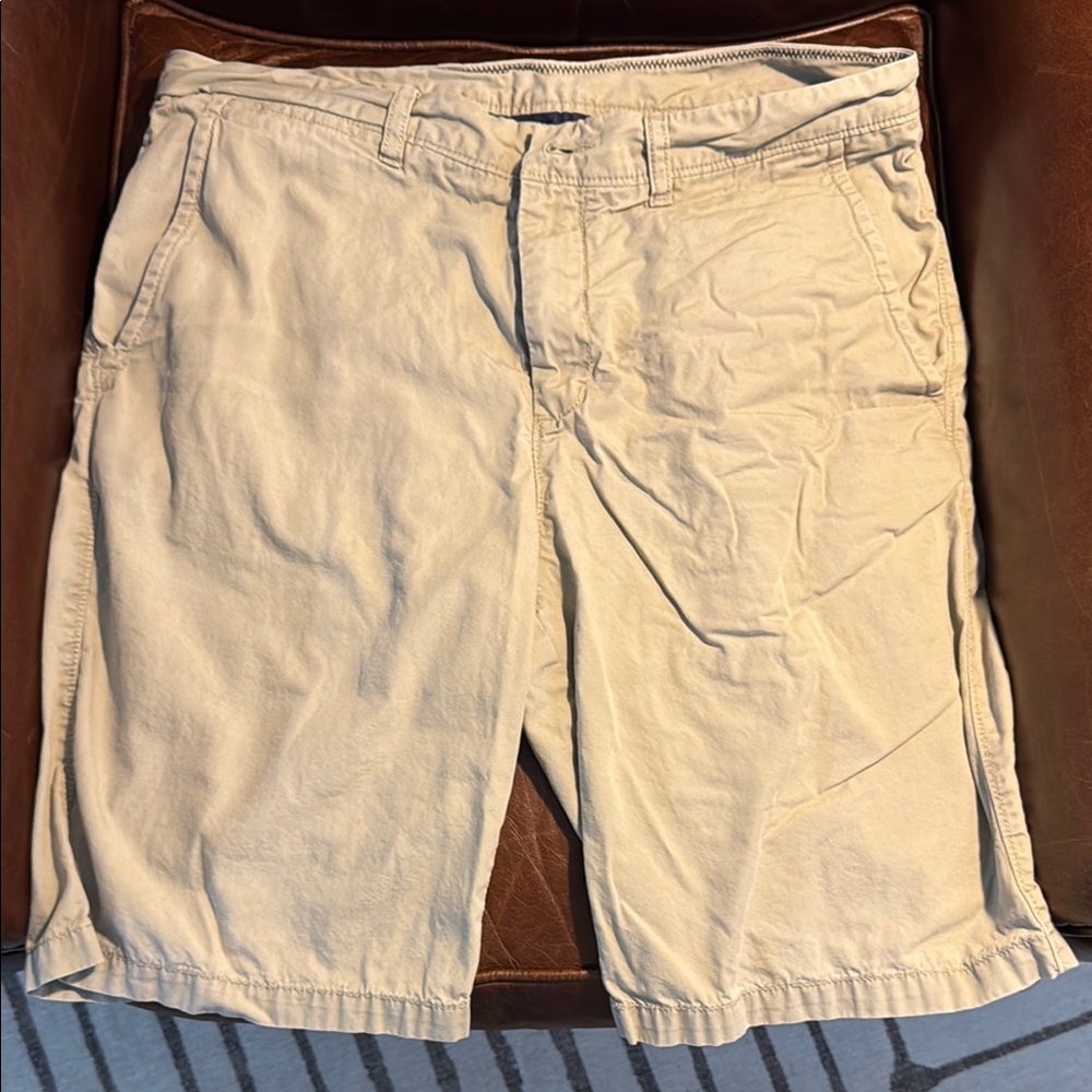 Johnnie O Khaki Men’s Flat Front shorts 33W with Relaxed Fit in good condition.
